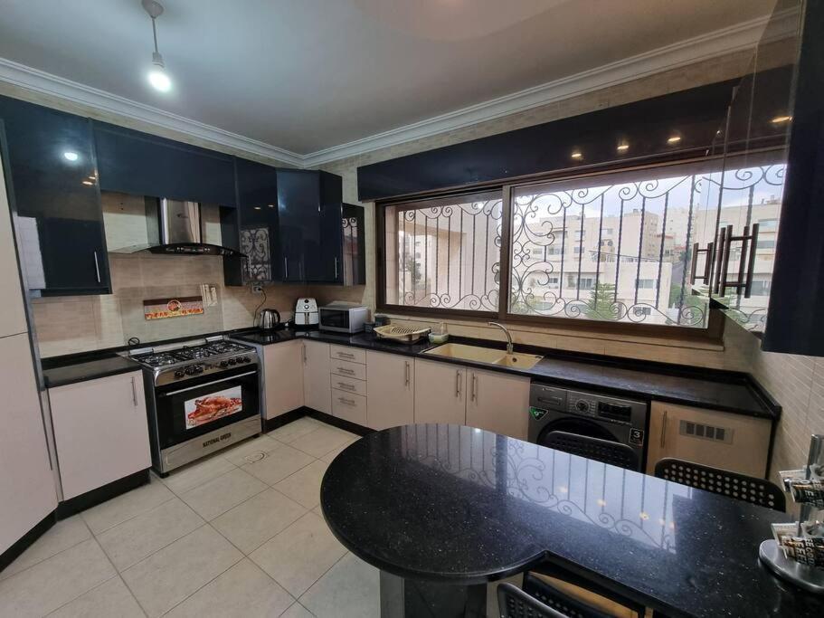 Deir Ghbar 3 Rooms Apart Amman Bagian luar foto