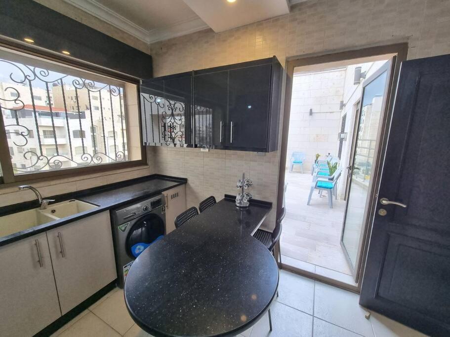Deir Ghbar 3 Rooms Apart Amman Bagian luar foto